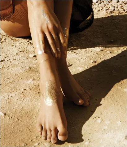 Gold-Metallic-Tattoos der Sommertrend 2015 Bild: Gold-Metallic-Tattoos der Sommertrend 2015