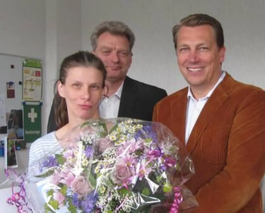 Jubilarin Gabriela Thiers mit Betriebsrat Klaus Holuscha und Geschäftsführer Sascha Blodau