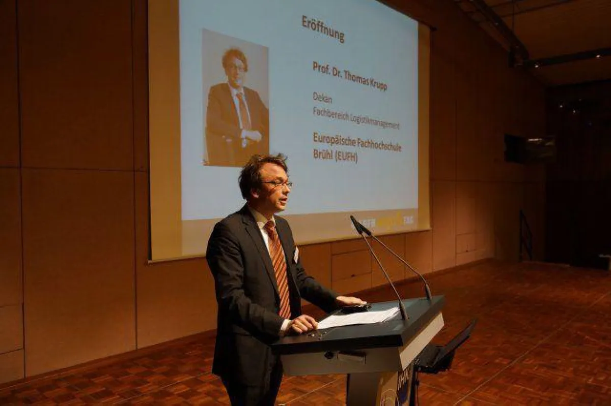 Prof. Dr. Thomas Krupp, Dekan für den Fachbereich Logistikmanagement, begrüßt die Gäste