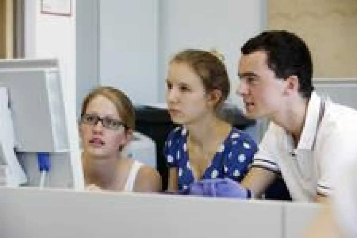 Studierende im Schwerpunkt Digital Marketing bei der Umsetzung ihrer ersten Suchmaschinen-Kampagne.