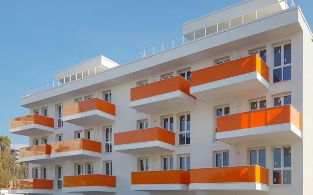 Bild: Elegant und sicher – Die Geländersysteme von Lumon für Balkone und Balkonfassaden