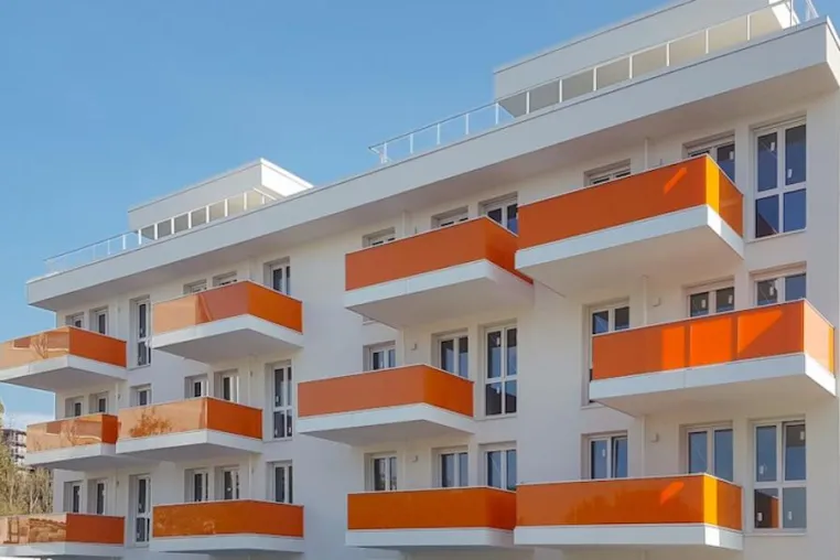 Bild: Elegant und sicher – Die Geländersysteme von Lumon für Balkone und Balkonfassaden