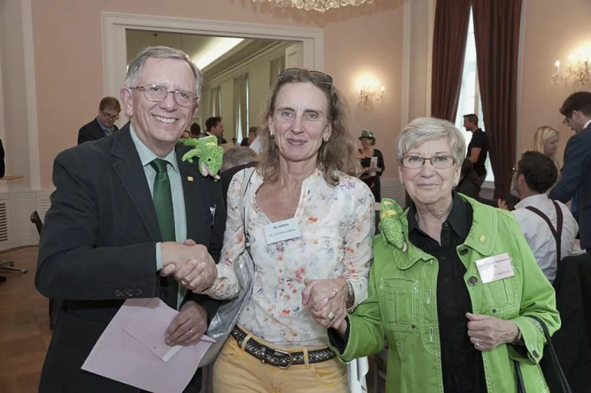 Bernd und Hilde Stachetzki vom Sarkoidose Netzwerk e.V. mit Dr. Christine Lötters  (Foto: Jo Hempel)