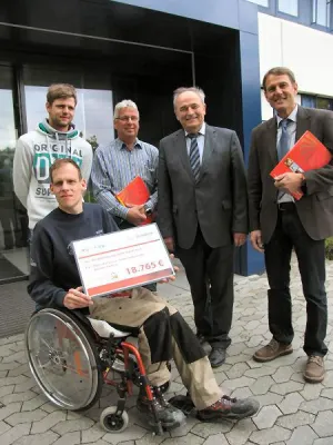 Bild: "GlücksSpirale" unterstützt die Barrierefreiheit im Berufsbildungswerk Adolf Aich mit 18.765 Euro