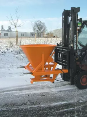 Bild: Die wichtigste Ausrüstung für einen Stapler im Winterdienst - Schneeketten, Schneeschieber und Streugeräte