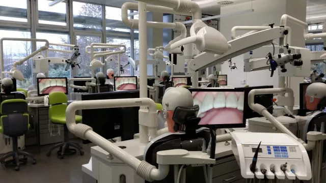 Universitätsklinikum Ulm setzt innovatives Schulungssystem von EBS für die Zahnmedizin-Ausbildung ein Bild: Universitätsklinikum Ulm setzt innovatives Schulungssystem von EBS für die Zahnmedizin-Ausbildung ein