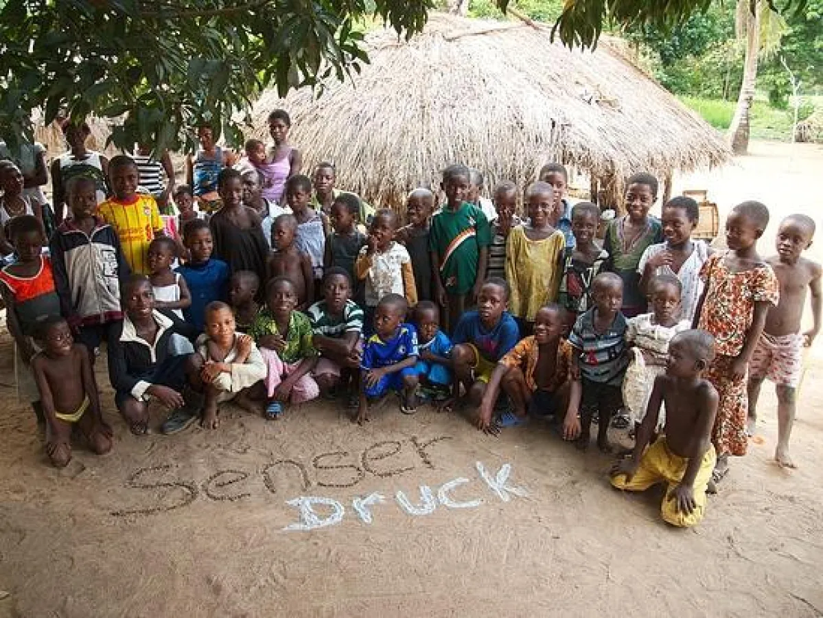 Kinder in Togo freuen sich über Ihr Klimaschutz-Engagement