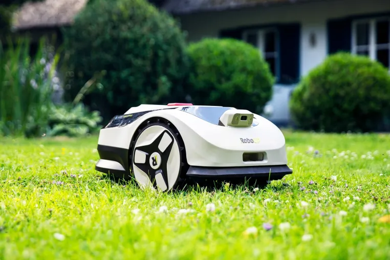 Bild: Newcomer schlägt bekannte Marken: Rasenroboter RoboUP Raccoon 2 SE überzeugt in zwei Produkttests 