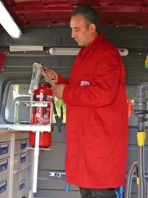 Bild: Haushaltsnahe Dienstleistung - Die sachkundige Prüfung von Feuerschutzeinrichtungen ist steuerlich absetzbar