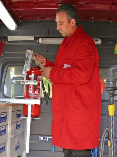 Bild: Haushaltsnahe Dienstleistung - Die sachkundige Prüfung von Feuerschutzeinrichtungen ist steuerlich absetzbar