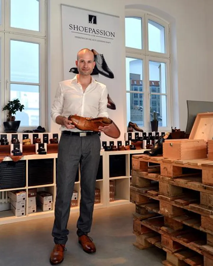 Sänger Christoph Sauer mit Schuhen seines neuen Sponsors SHOEPASSION.com