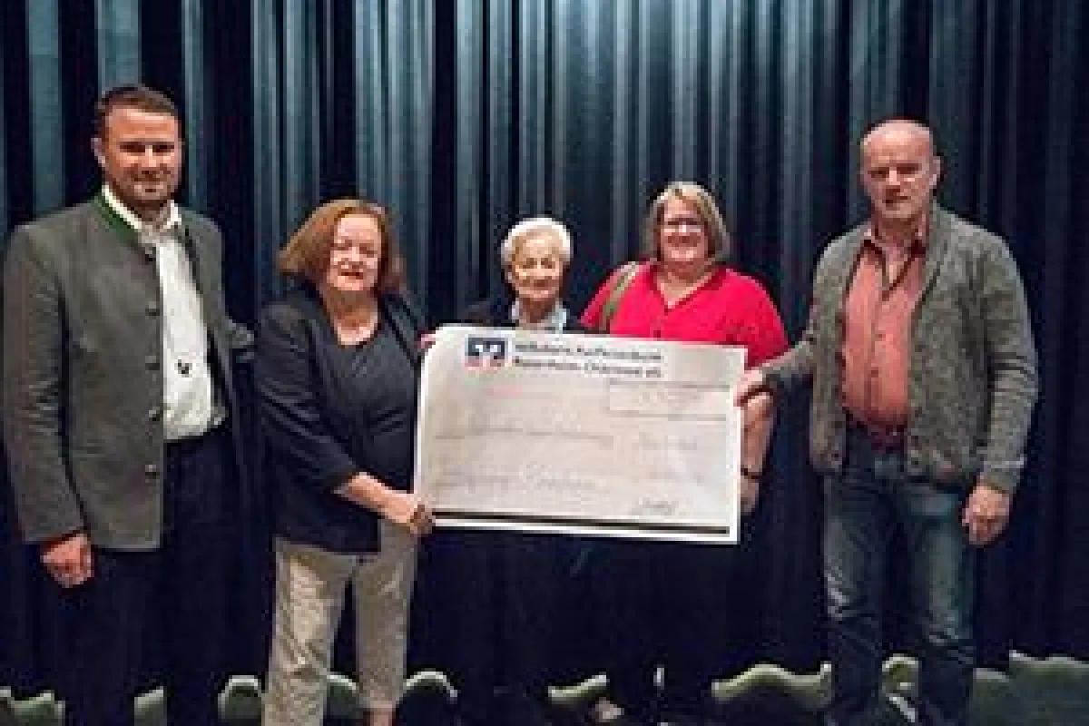 Strahlende Gesichter bei der Scheckübergabe