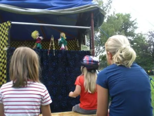 Bild: Manege frei zum Mitmachen: Familientage, Gemüsezirkus, Puppenbau und Zirkus-Puppenspiele