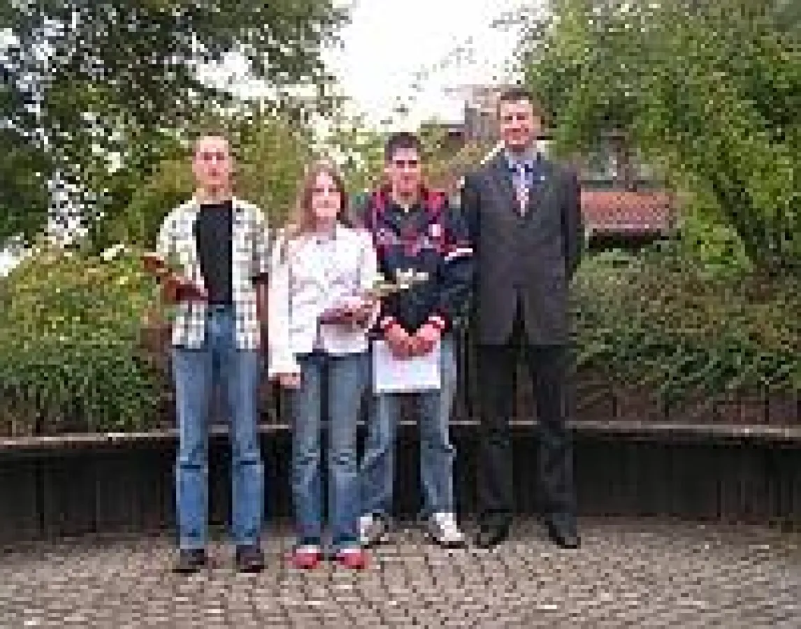 Schulleiter Mark Bühler (rechts) freut sich mit den drei Preisträgern (v.l.n.r.) Christian Hengstler, Rebecca Kempf und Benjamin Hauser (Bild: wort.laut).