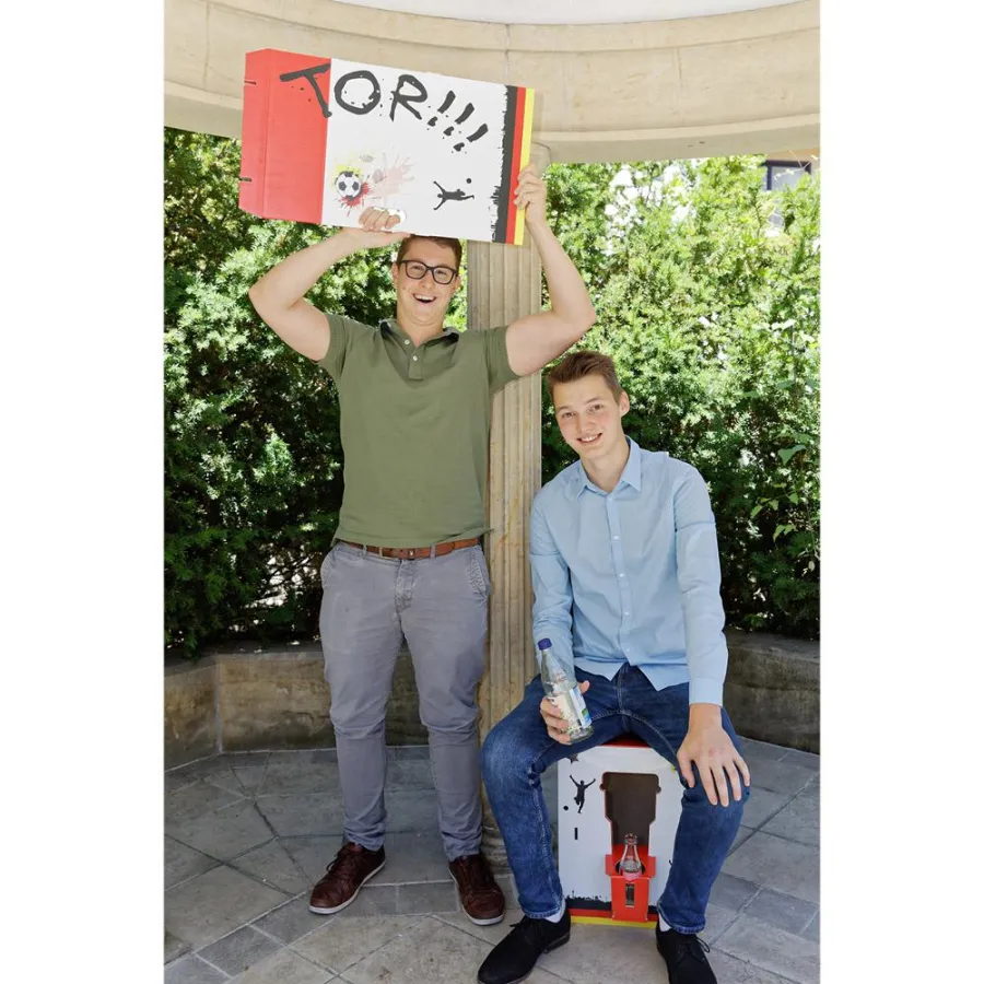 Paul Franke (links) und Noah Webering (rechts) - Auszubildende der Kalr Knauer KG