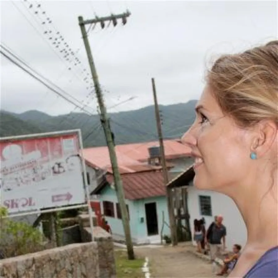 Im warmen Florianopolis entdeckt Martina Hirschmeier Zugvögel auf einer Stromleitung.