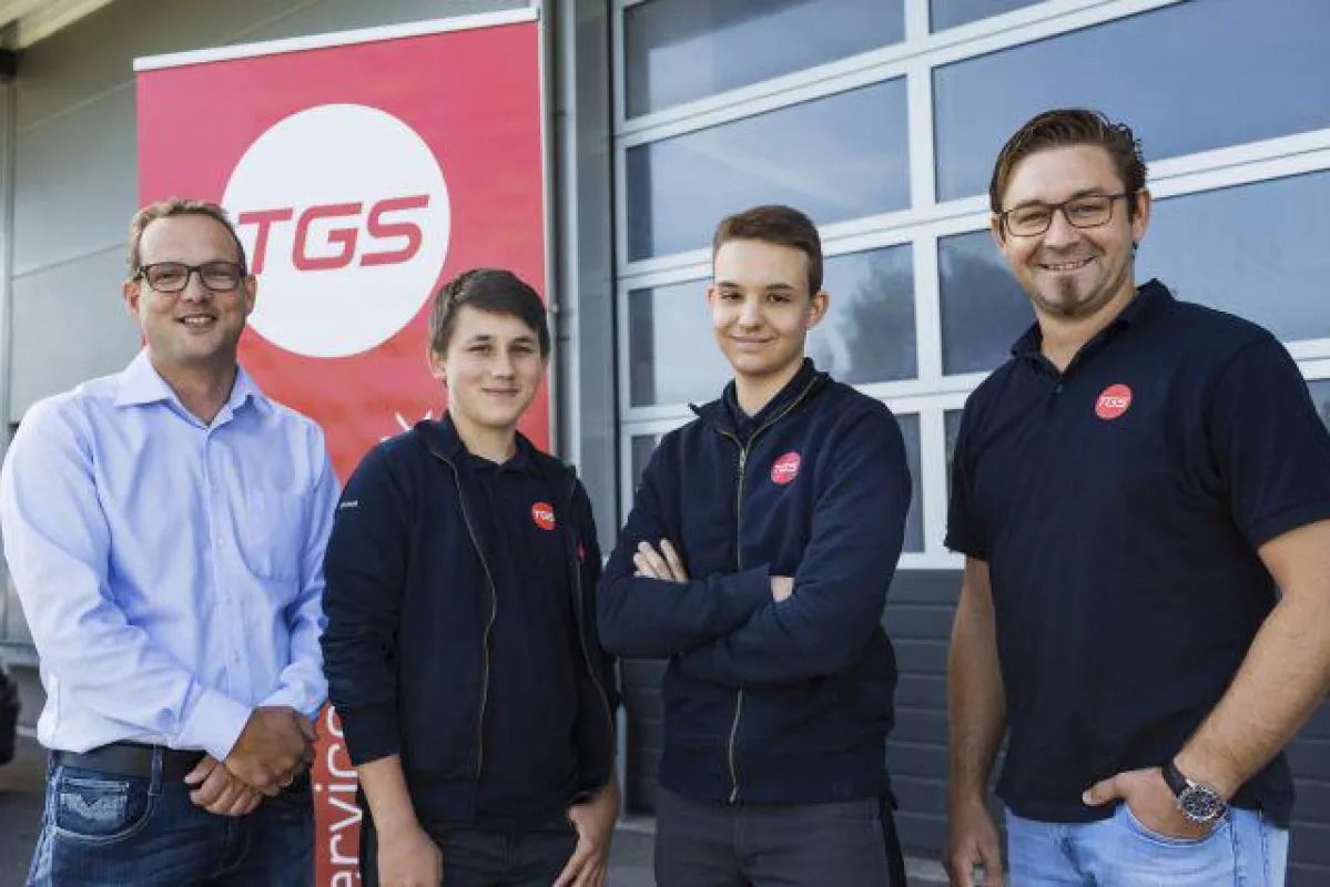 GF Christian Geipel (links) mit Ausbildner Simon Jenny (rechts) und den beiden Lehrlingen