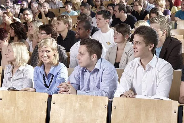 Bild: Studieren, ohne auf Gehalt zu verzichten