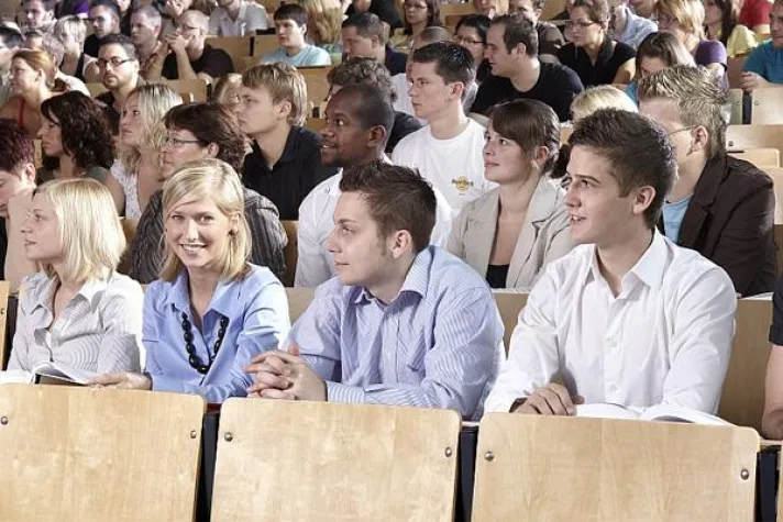 Bild: Studieren, ohne auf Gehalt zu verzichten