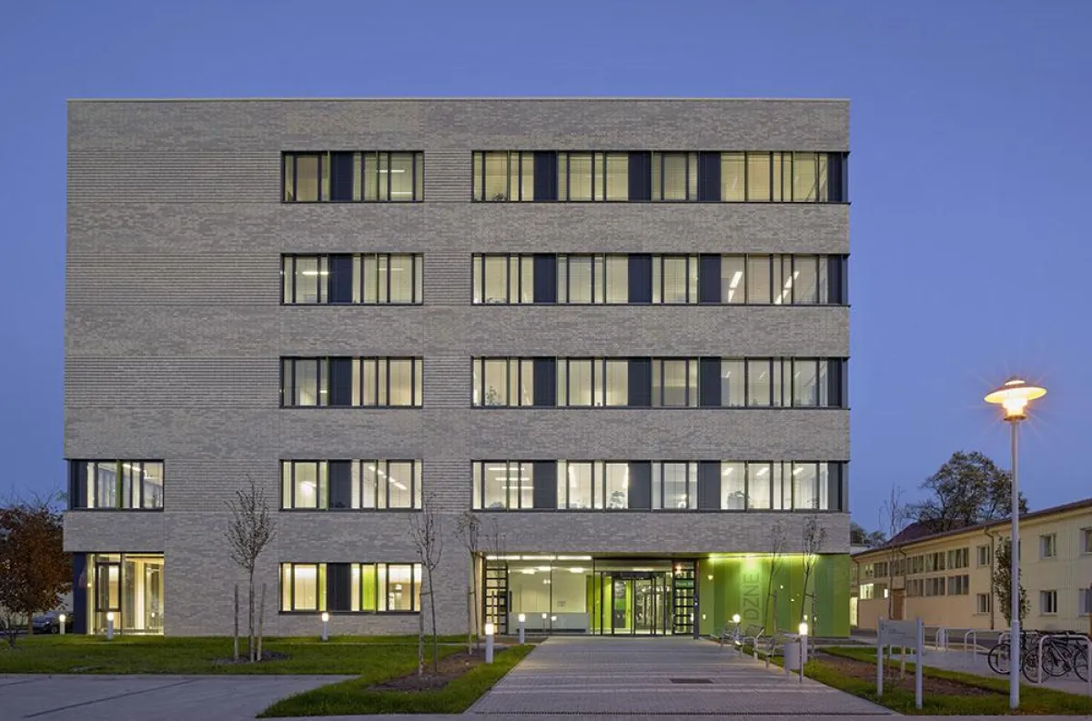 Außenansicht des neuen DZNE-Gebäudes (© Klemens Ortmeyer, Hannover)