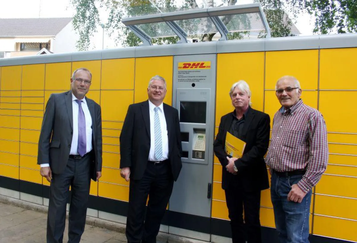 Oberlarer Platz vor der neuen, modularen Packstation: Bernd Dietrich von der Deutschen Post, Bürgerm
