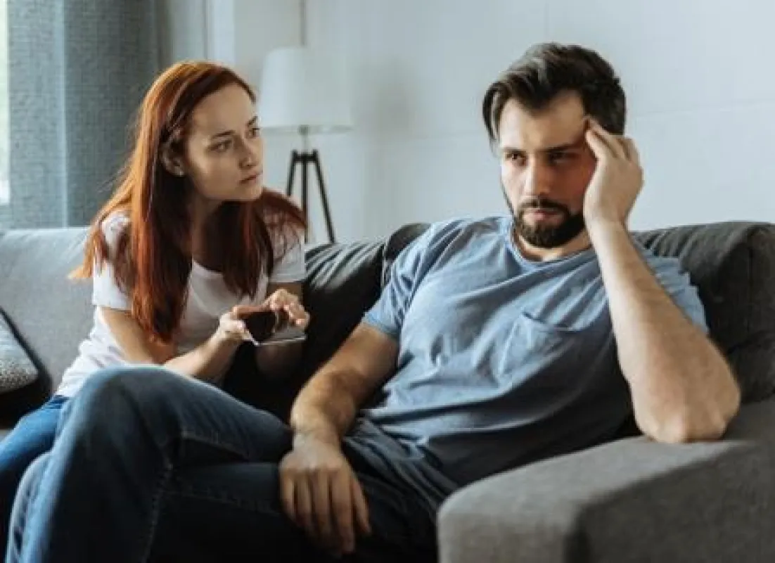 Konflikt: Verheiratet und er liebt einen Mann (Adobe Stock)