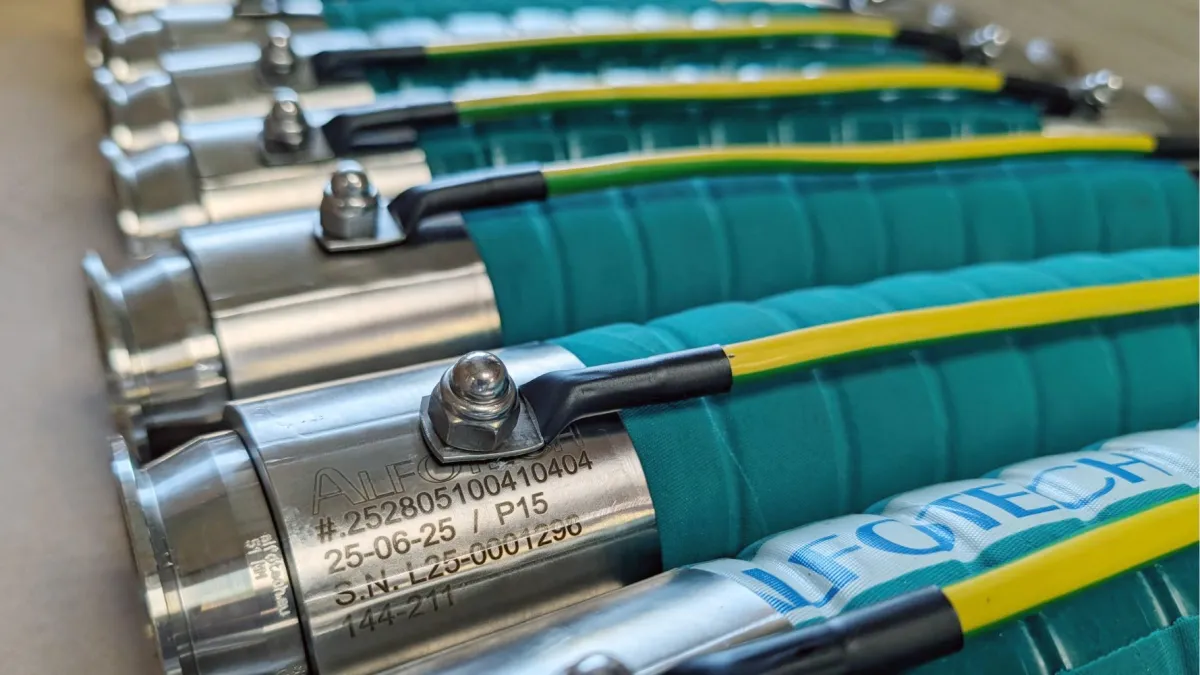 Schlauchleitungen mit lasermarkierten Edelstahlfittings und Erdungskabeln (© Alfotech ApS)