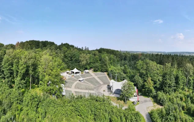 Top Location für Party, Konzerte und mehr: Die Waldbühne Rügen. Bild: Top Location für Party, Konzerte und mehr: Die Waldbühne Rügen.