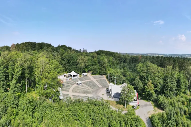 Bild: Top Location für Party, Konzerte und mehr: Die Waldbühne Rügen.