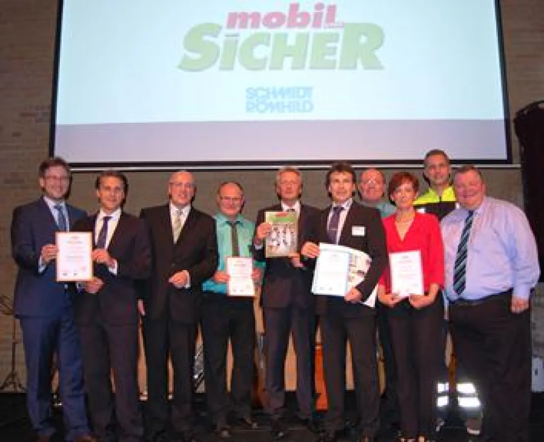 3.v.l.: K. Bodewig, DVW-Präsident, 5.v.l.: Dr. Platzköster, Verlag Schmidt-Römhild