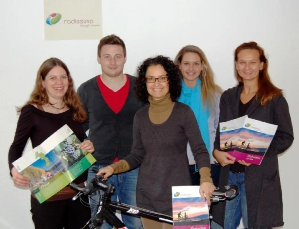 Das Team des Radreiseveranstalters Radissimo freut sich über den neuen Katalog.