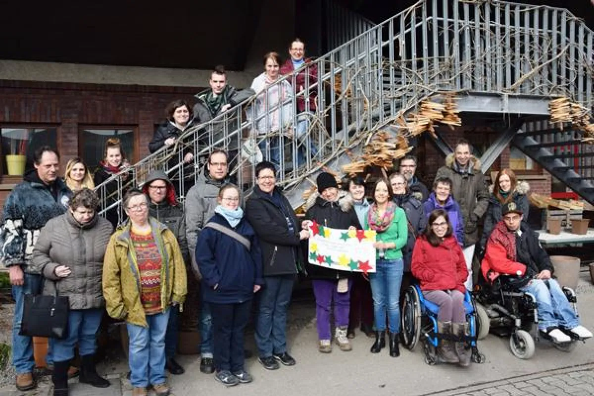 Bunte Sterne ermutigten für das Projekt „wellcome“ zu spenden.