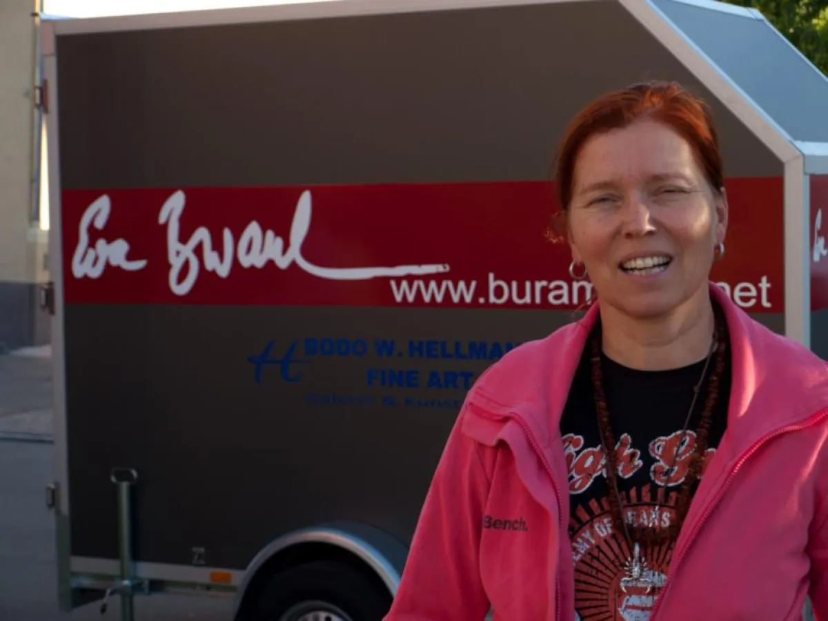 Eva Bur am Orde vor dem Kunsttransporter