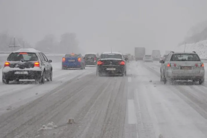 Schnee in den Alpen lockt Wintersportler Bild: Schnee in den Alpen lockt Wintersportler