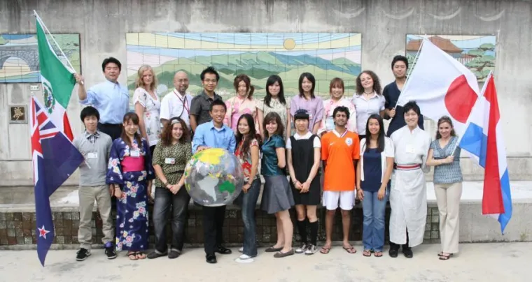 Bild: Junge Menschen aus aller Welt treffen sich auch 2010 in Japan