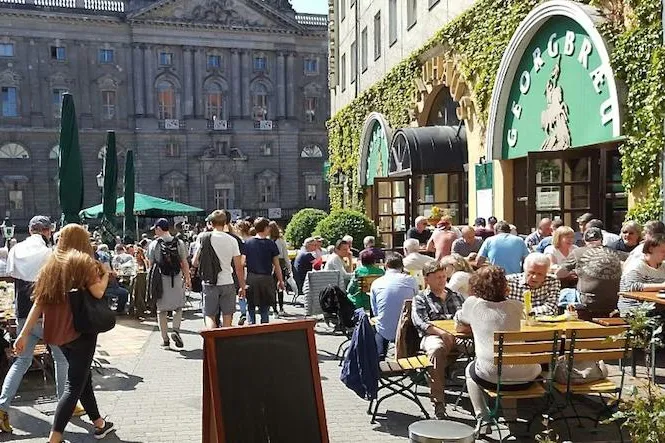Bild: Start in die Biergarten-Saison: Das Brauhaus GEORGBRÆU im Berliner Nikolaiviertel startet mit „OsterBraeu“