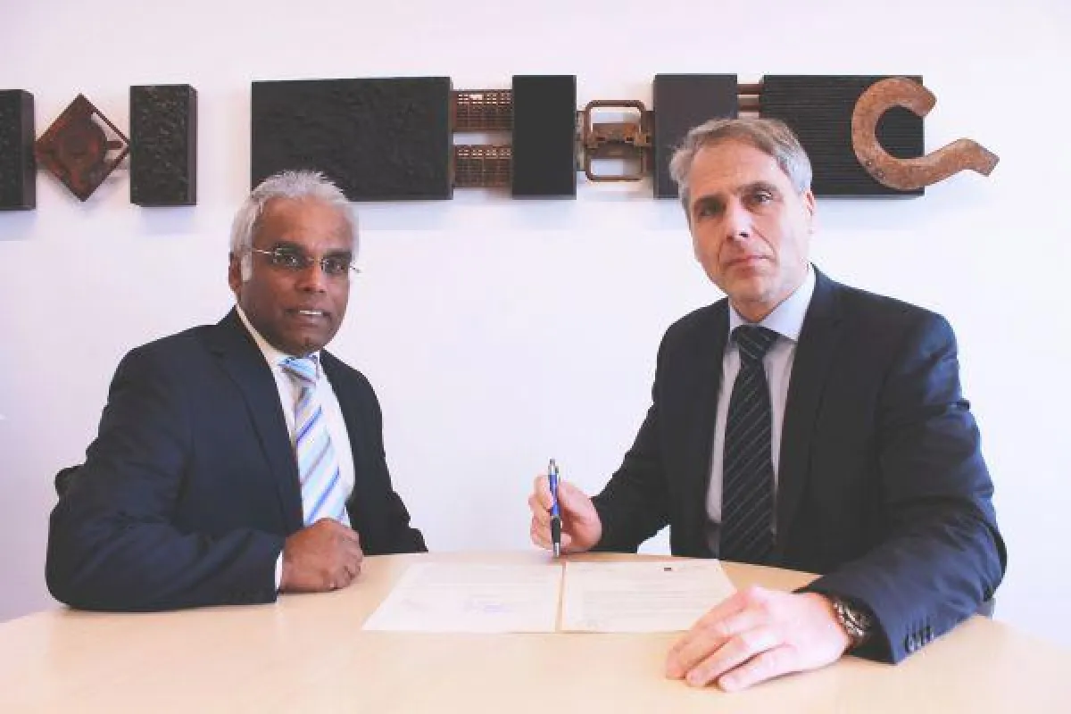 Prof. Dr. Haridass Pälmke, Leiter des International Office der SRH Hochschule Hamm, und SRH-Geschäft