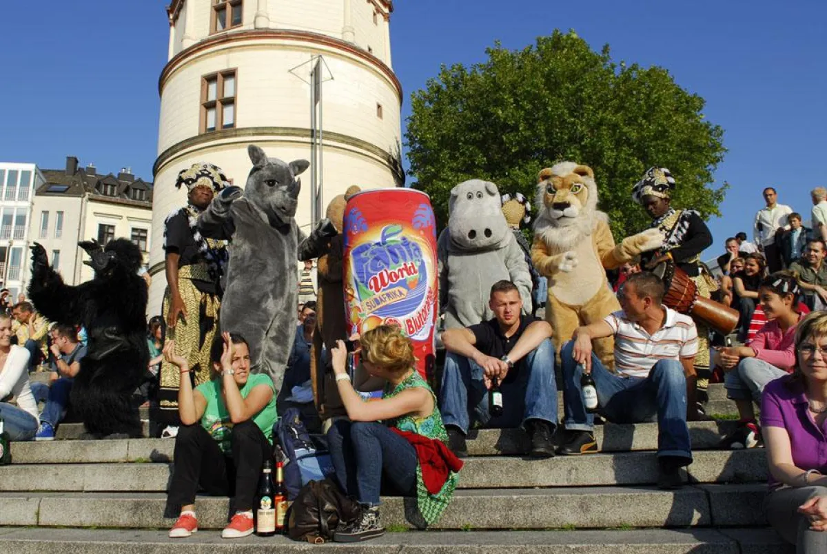 tierische Fanta World Parade vor den Rheintreppen in Düsseldorf