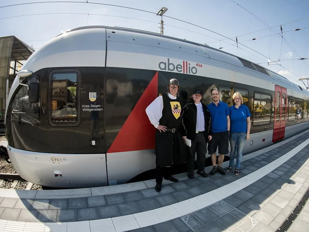 Ritter und Schwimmmeister on Tour: Burg Altena u. AquaMagis überraschen Abellio-Fahrgäste.