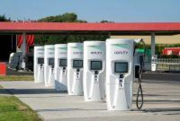 Bild: Schnellladesäulen mit Trihal Transformatoren von Schneider Electric machen Elektromobilität attraktiver