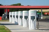 Bild: Schnellladesäulen mit Trihal Transformatoren von Schneider Electric machen Elektromobilität attraktiver