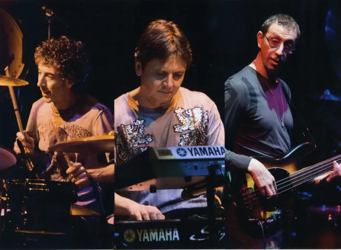 PSP – Supergruppe vielseitiger Begleitmusiker hautnah - Simon Phillips – Philippe Saisse – Pino Palladino Bild: PSP – Supergruppe vielseitiger Begleitmusiker hautnah - Simon Phillips – Philippe Saisse – Pino Palladino