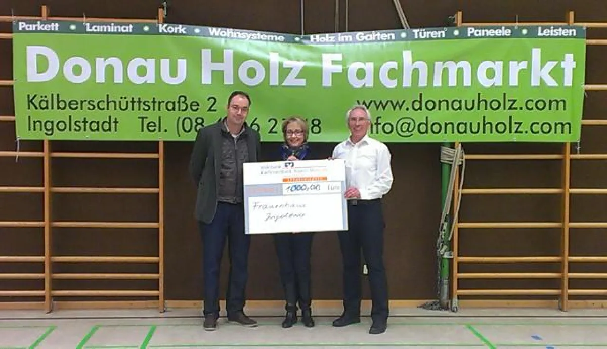 Übergabe des Erlöses des diesjährigen ?Baggerbärencups? an Marianne Frinken, Lt. des Frauenhauses