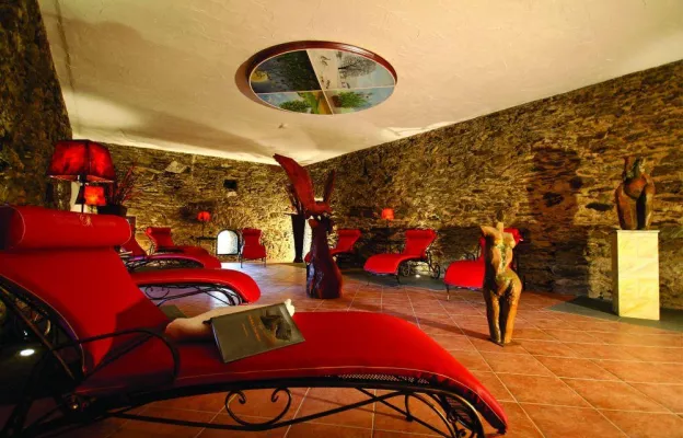 Bild: Romantik Hotel Schloss Rheinfels: Wellnessbereich „AusZeit“ durch Ruheraum in den Katakomben der Burg komplettiert