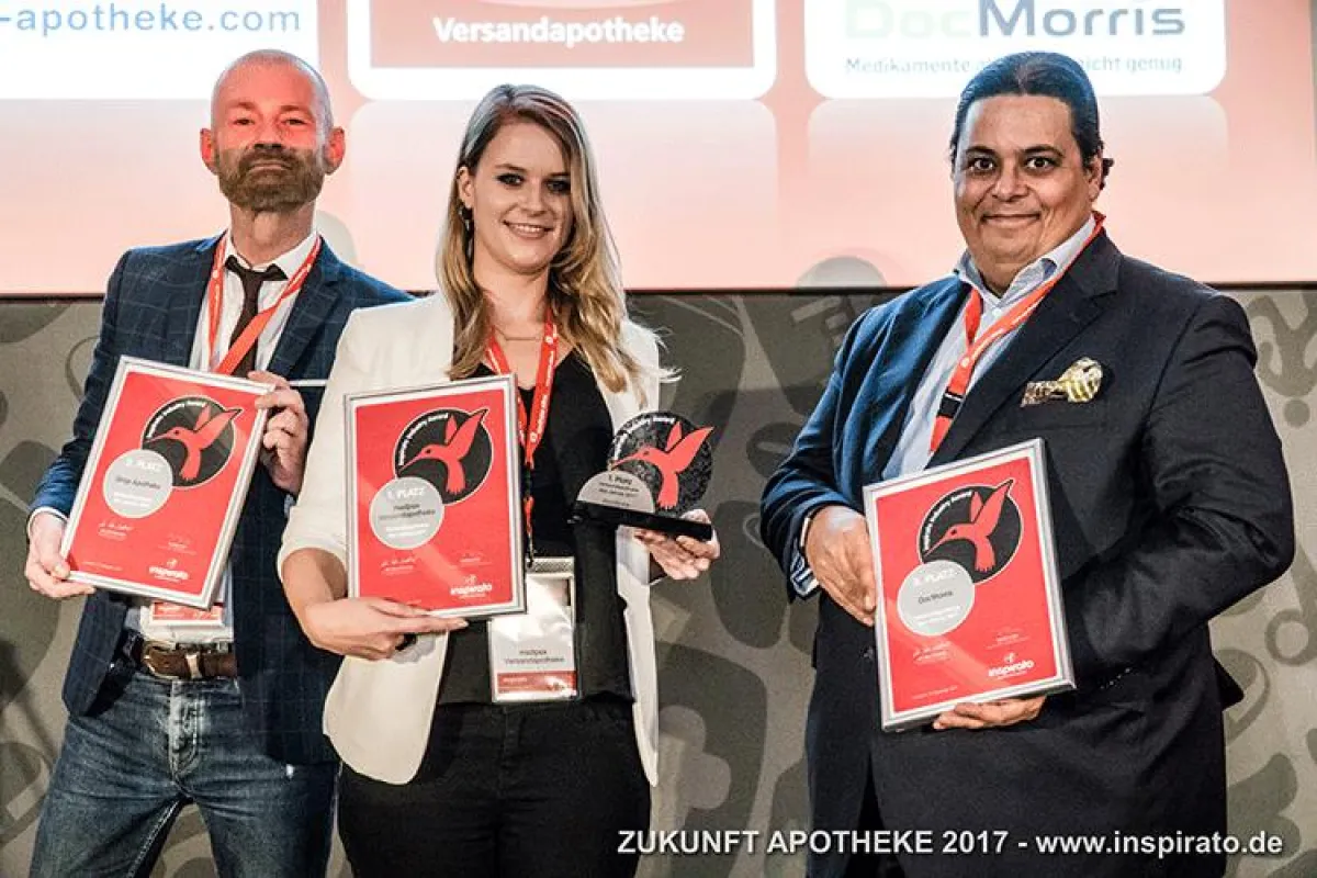 Vanessa Ehret (Mitte) nimmt den Preis