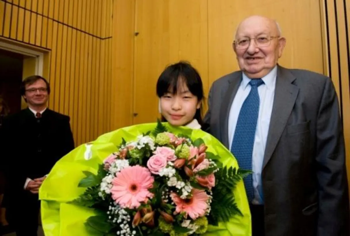 Erhielt den Yehudi Menuhin Nachwuchspreis: Hiroka Matsumoto, hier mit Marcel Reich-Ranicki. Foto: Lutz Sternstein
