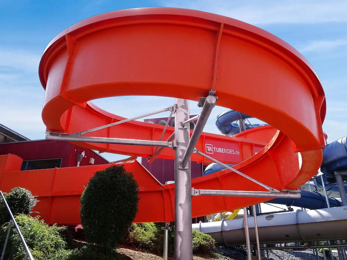 Ab jetzt im AquaMagis: Die weltweit erste Steh-Wasserrutsche (hier CrazySURFER).