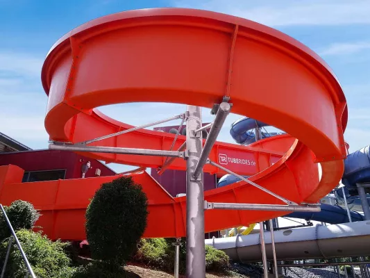 Bild: Weltweit erste Steh-Wasserrutschen im AquaMagis eröffnet
