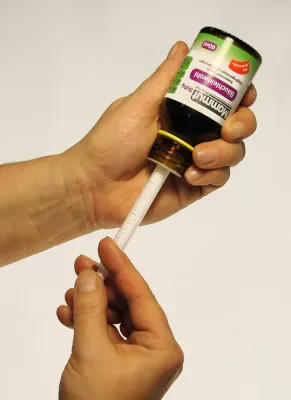 Bild: Kindermedizin: Lieber die Dosierhilfe in der Hand als den Löffel in Gebrauch