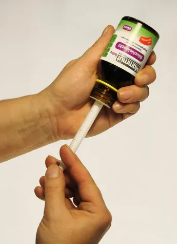 Bild: Kindermedizin: Lieber die Dosierhilfe in der Hand als den Löffel in Gebrauch